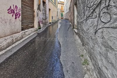 Nuoro perdita d'acqua in via Ferracciu (foto S.Novellu)