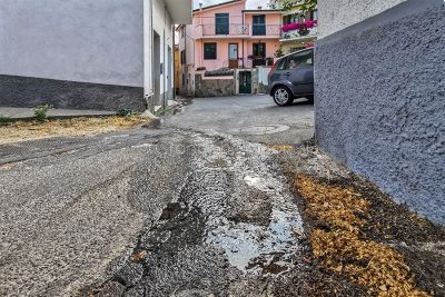Nuoro perdita d'acqua in via Ferracciu (foto S.Novellu)