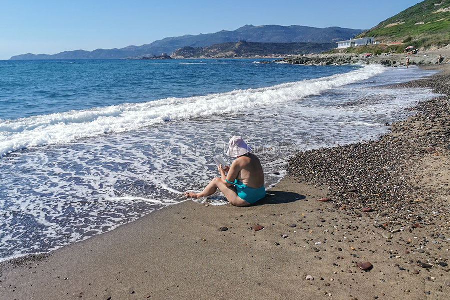 Fumo di sigaretta vietato su tutte le spiagge della Sardegna. A bagnini e barracelli il potere di elevare sanzioni