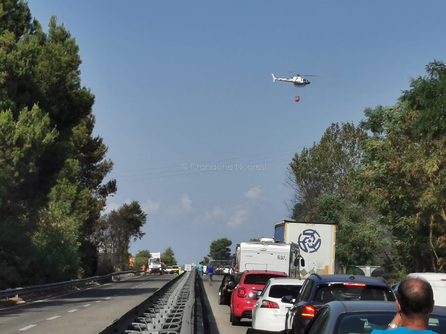 Nuoro assediata dalle fiamme: Statale 131 DCN chiusa, elicotteri e Canadair in azione