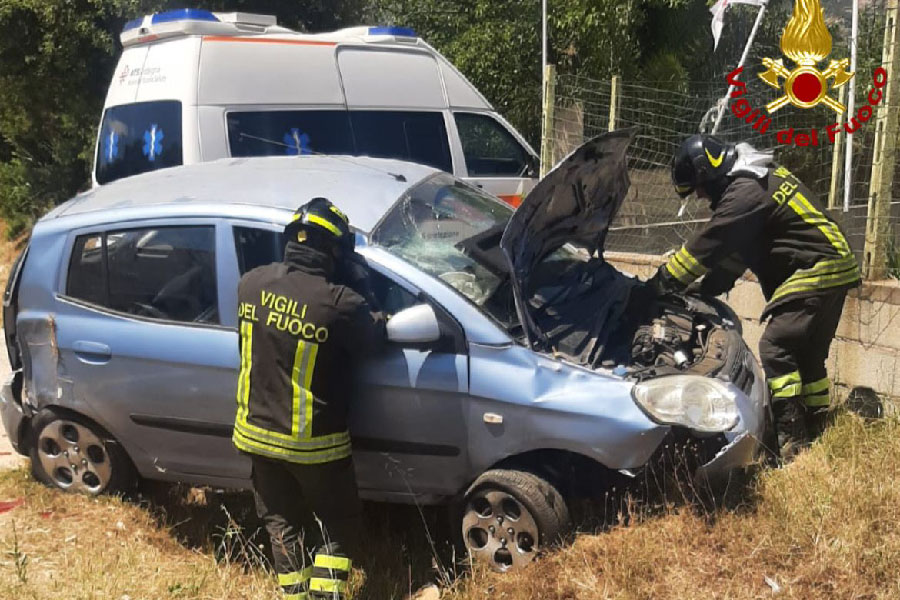 Siniscola. Esce fuori strada strada andando a schiantarsi contro un muro di recinzione
