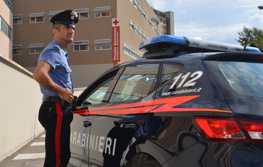 Compie due furti ma nella fuga ha un incidente e perde un dente che lo fa incastrare dai Carabinieri