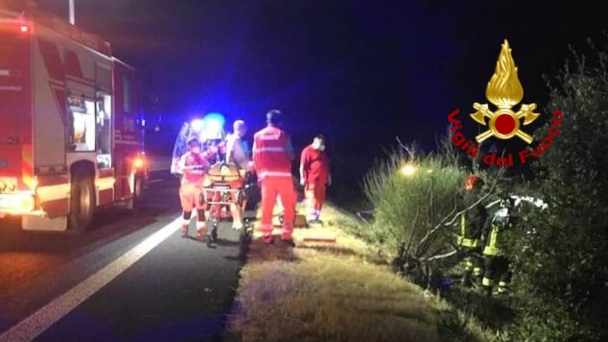 Perde il controllo dell’auto e finisce in cunetta: due feriti