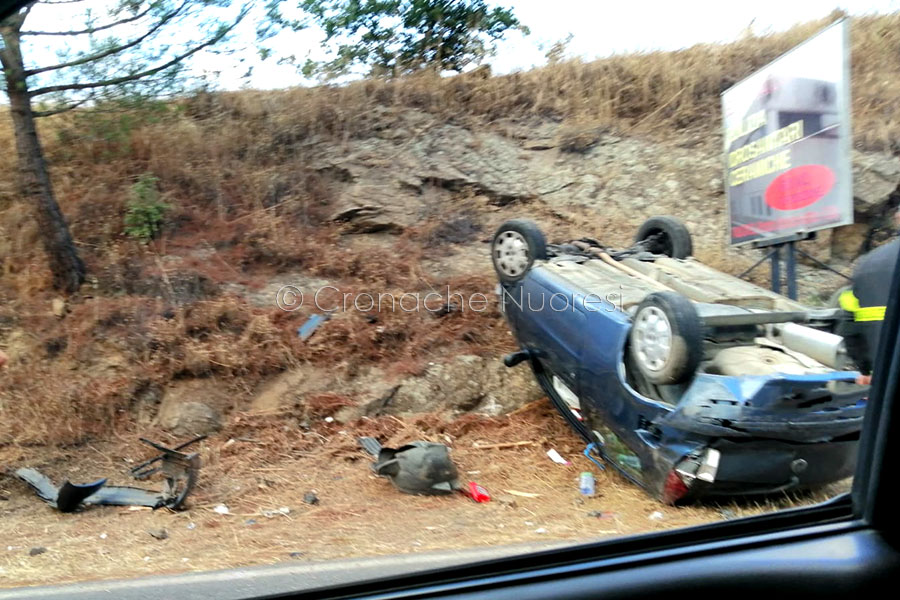 Paura all’ingresso di Nuoro: due auto si scontrano e una si ribalta