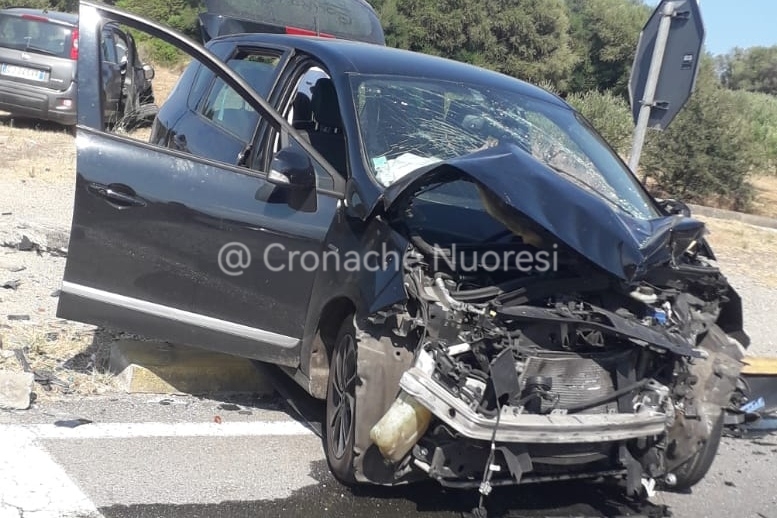 Frontale tra una monovolume e un’utilitaria al bivio di Iloghe: otto feriti al San Francesco