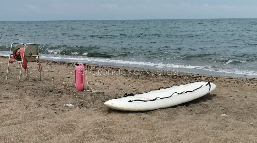 Tragedia ad Arbus. Si tuffano in mare nonostante la bandiera rossa: muore un 50enne
