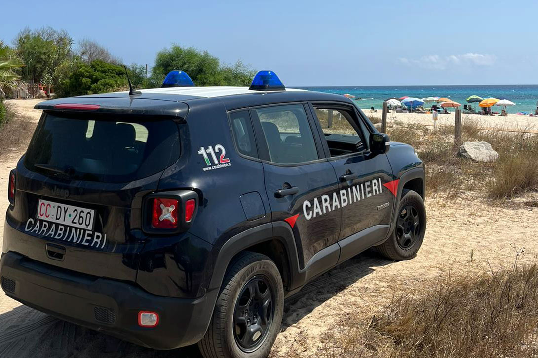 Pitbull crea paura in spiaggia, la padrona si giustifica: “non è pericoloso” ma è ugualmente sanzionata