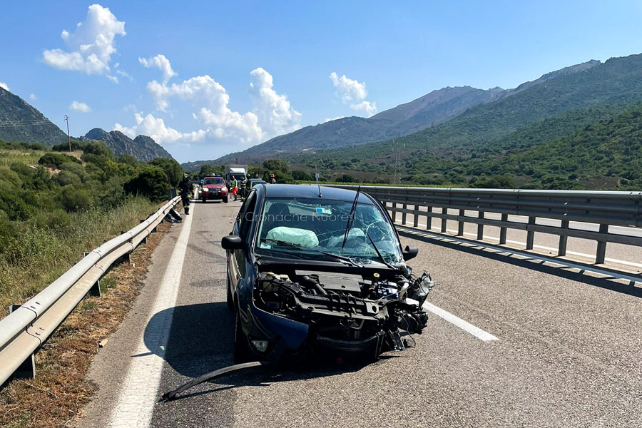 Perde il controllo dell’auto e si schianta contro il guardrail: trasportato a Nuoro in codice giallo
