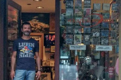 Alberto Flumini davanti al suo negozio di dischi