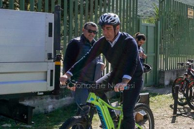 Il sindaco Andrea Soddu in bicicletta (foto S.Meloni)