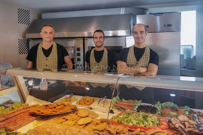 I fratelli Lai al lavoro nella loro paninoteca a Nuoro