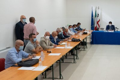 Solinas a Cuglieri e in primo piano il sindaco di Scano Antonio Flore (foto S.Novellu)