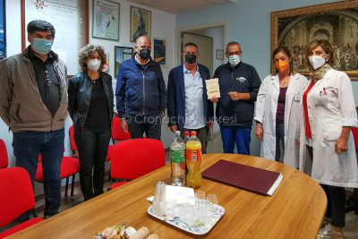 La consegna del materiale all'Hospice (foto S.Novellu)