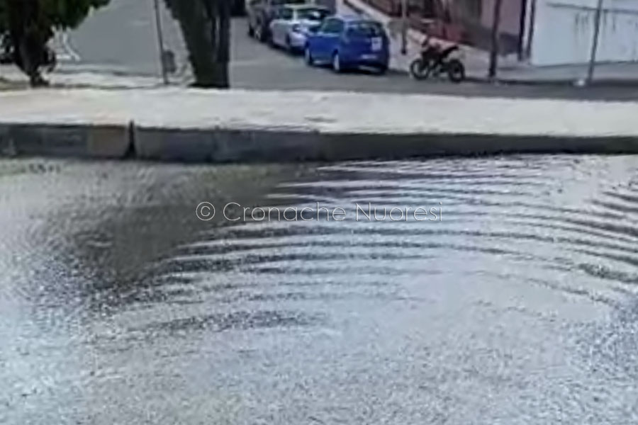 Enorme perdita d’acqua in via Convento: diverse segnalazioni ma Abbanoa non interviene