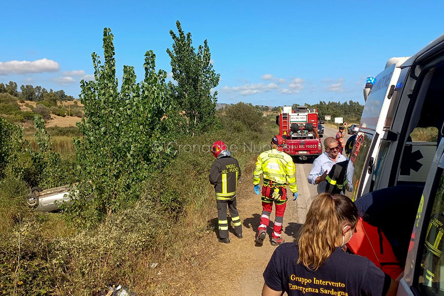 Perdono il controllo dell’auto, escono di strada e finiscono in una scarpata: ferite tre ragazze