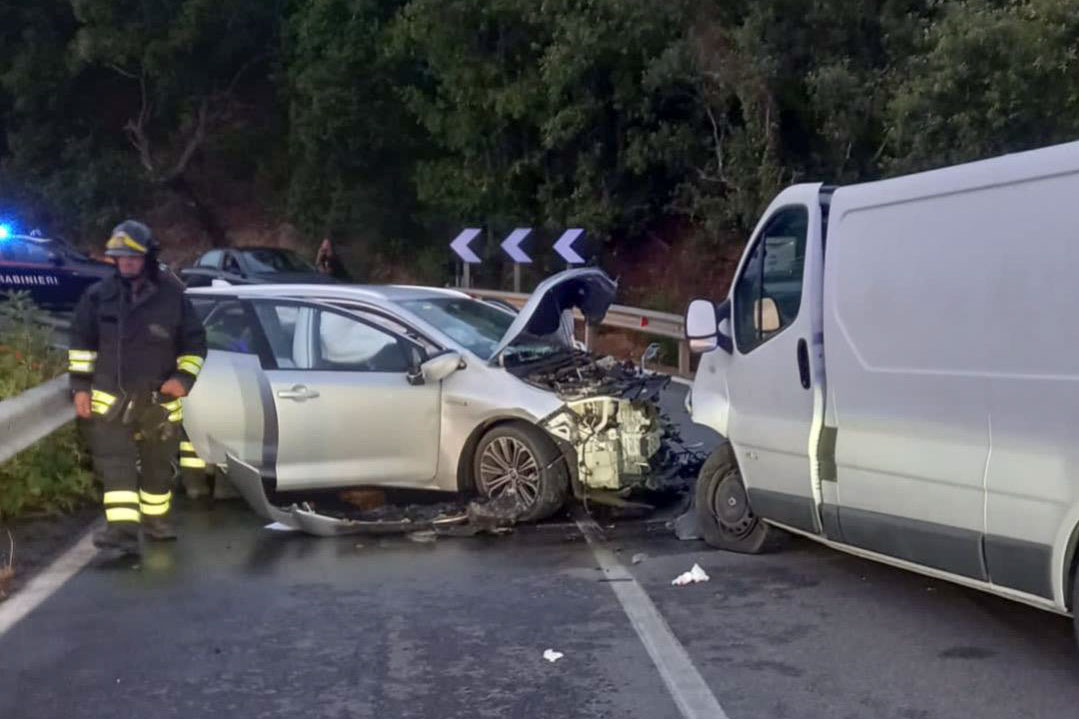 Utilitaria e furgone si scontrano frontalmente sulla Statale 125: tre feriti