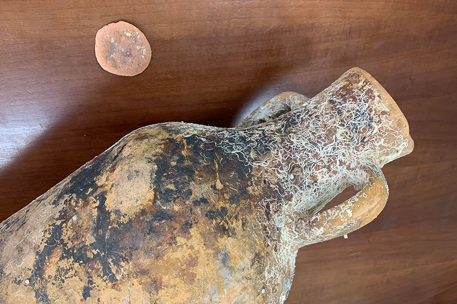 Preziosa anfora romana Dressel in casa: imprenditore denunciato nel Nuorese