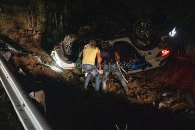 L'auto dopo l'incidente (foto Cronache Nuoresi)