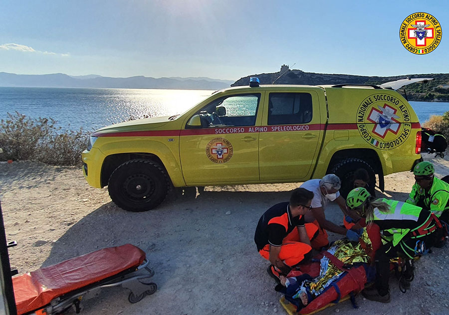 13enne cade da una scogliera fratturandosi le gambe: salvato dal Soccorso Alpino