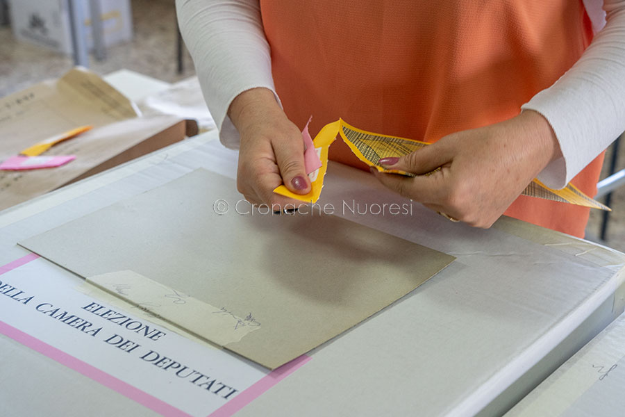 Elezioni 2022. A Nuoro è polemica per i tagliandi antifrode e sui social è boom di video delle cabine elettorali – VIDEO