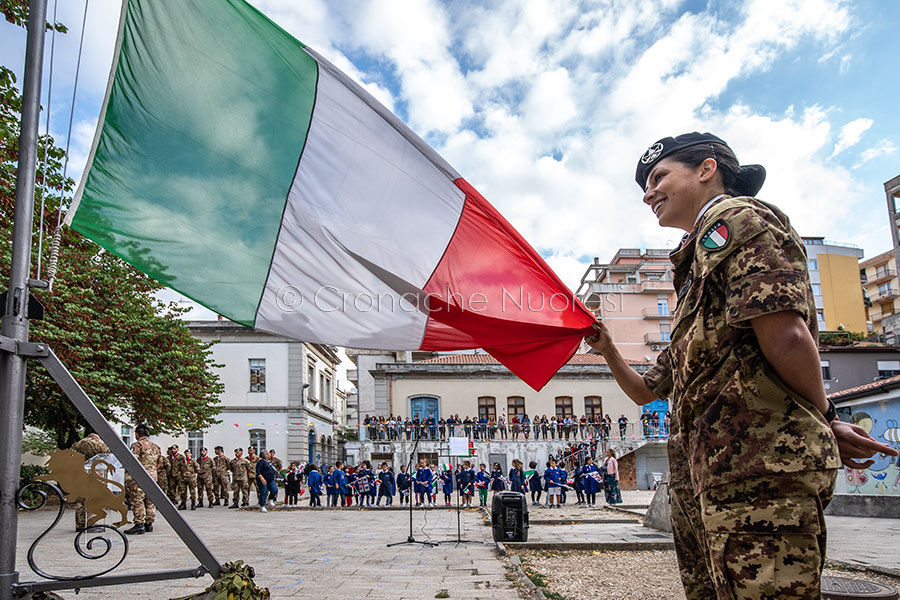 Nuoro. Al Podda l’anno scolastico si è aperto al suono di “Dimonios”, con la Brigata Sassari – VIDEO