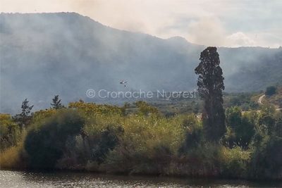 Uno degli elicotteri dell'anticendio a Bosa (foto S.Novellu)