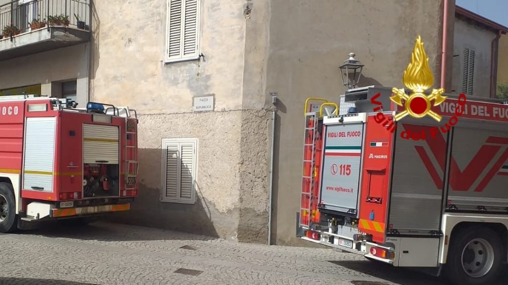 Paura nel pomeriggio per un’abitazione andata fuoco: intervengono i Vigili del fuoco