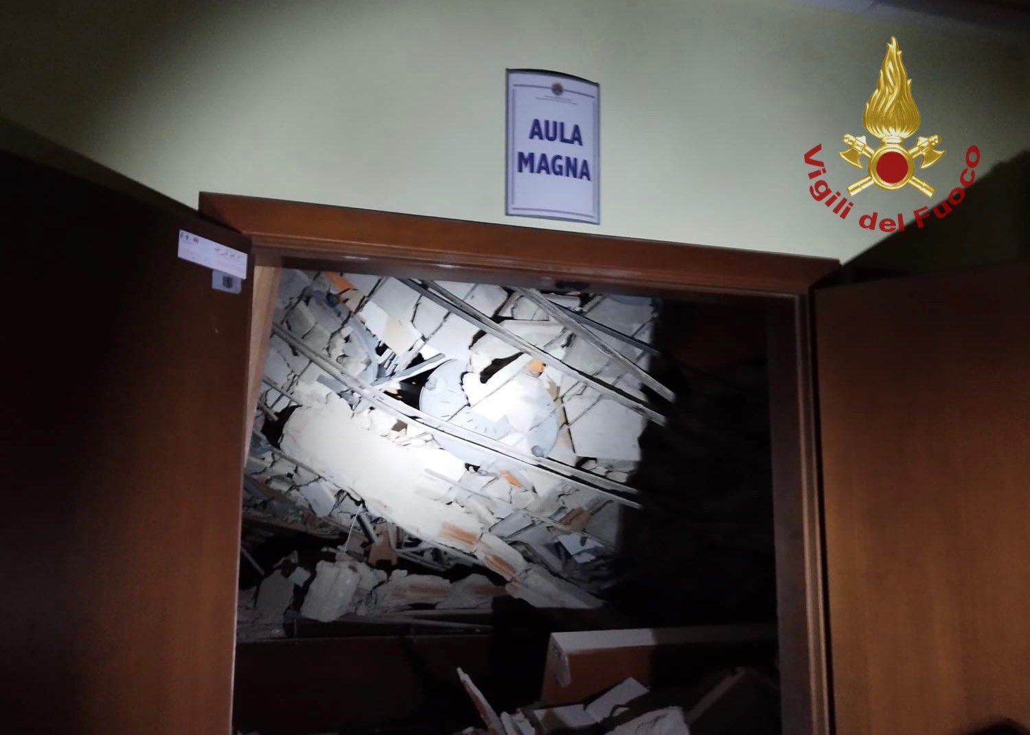 Cagliari. Crolla l’Aula Magna dell’Università: paura in via Trentino