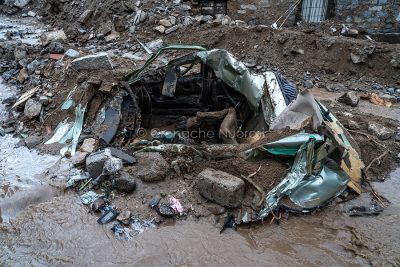 Bitti, i resti di una Lancia Y travolta dall'alluvione (foto S.Novellu)