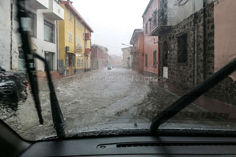 Bomba d’acqua su Orosei: strade e scantinati allagati – LE IMMAGINI