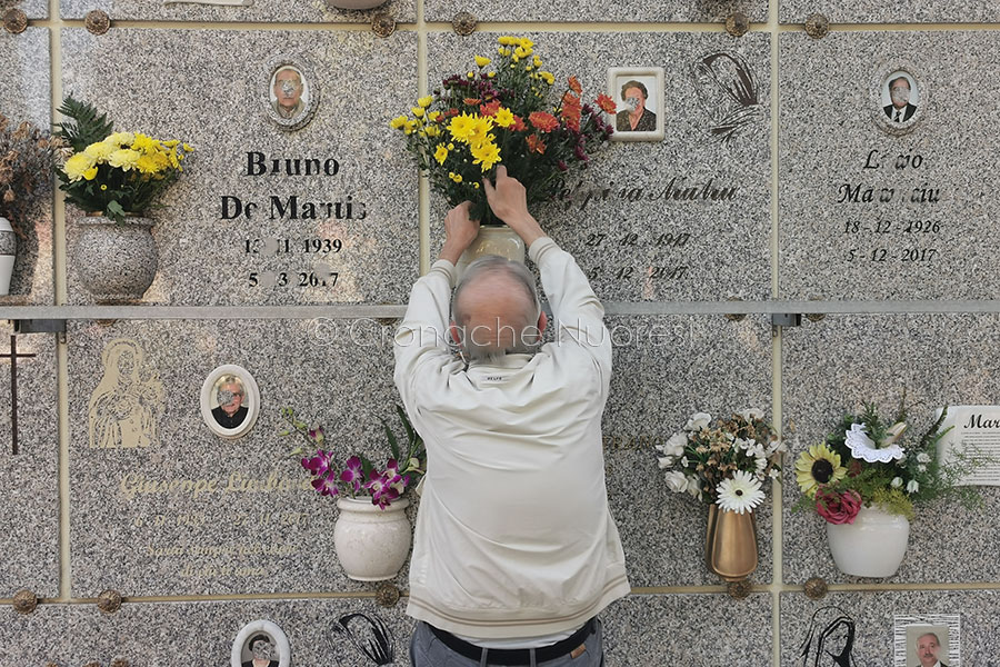 Ognissanti. Il caro energia fa raddoppiare anche il prezzo dei fiori