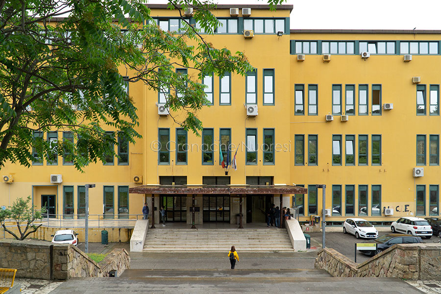 Crollo Università. Paura negli uffici Erasmus: cade giù un pezzo di controsoffitto