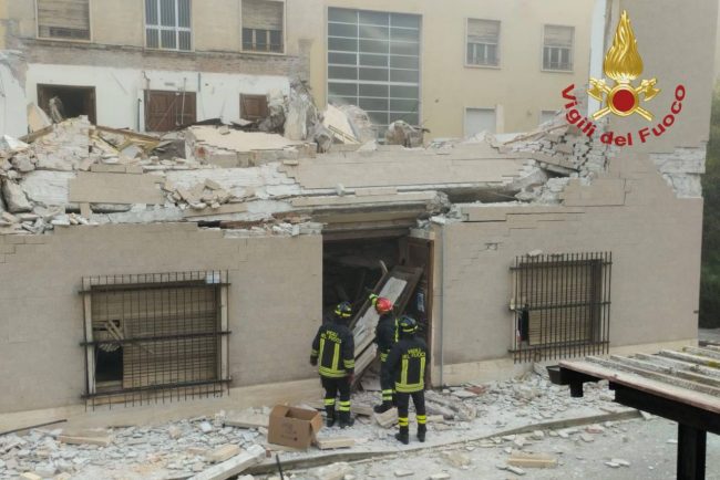 L'ala dell'Università di Cagliari crollata stanotte in via Trentino