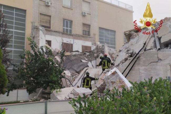L'ala dell'Università di Cagliari crollata stanotte in via Trentino