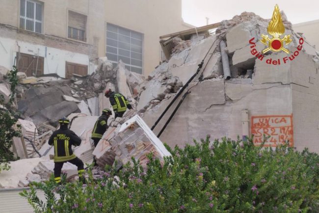 L'ala dell'Università di Cagliari crollata stanotte in via Trentino
