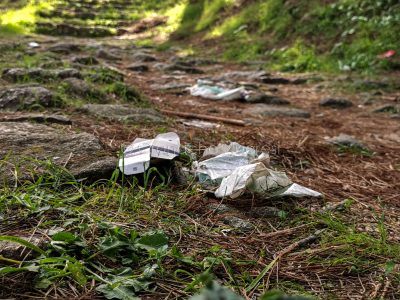 Rifiuti nella pineta di Tanca Manna