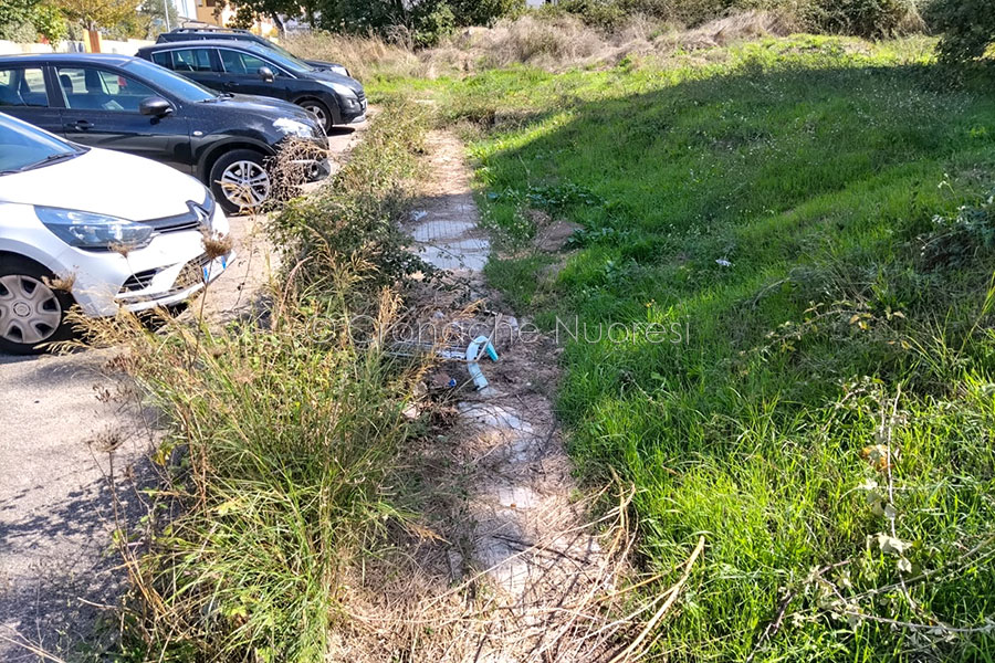 Nuoro. L’odissea degli abitanti di via Apuleio tra buche, rovi e sterpaglie