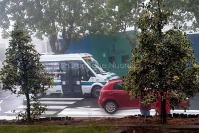 Una Fiat Punto sul cordolo della pista ciclabile (foto CN)