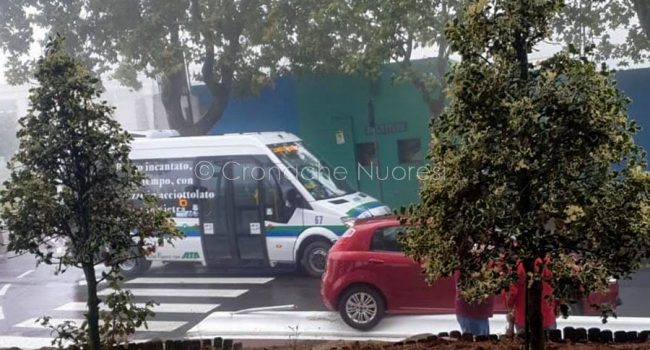 Una Fiat Punto sul cordolo della pista ciclabile (foto CN)