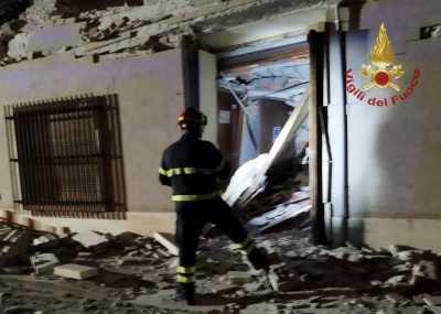 Vigili del fuoco dopo il crollo a Sa Duchess