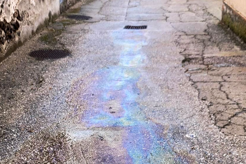 Statale 129. Mezzo pesante perde olio e provoca due incidenti: panico a Orosei