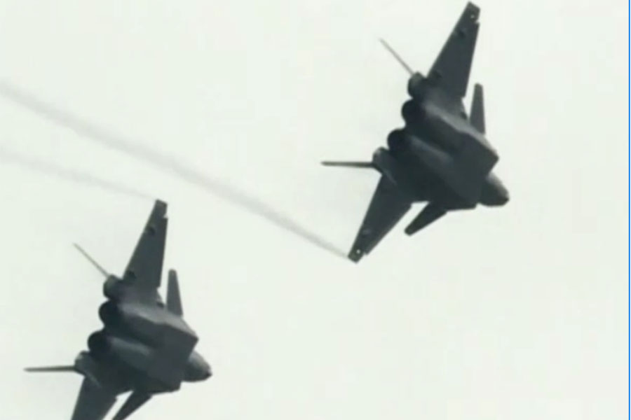 Airshow China: caccia stealth J-20 volano in formazione – VIDEO