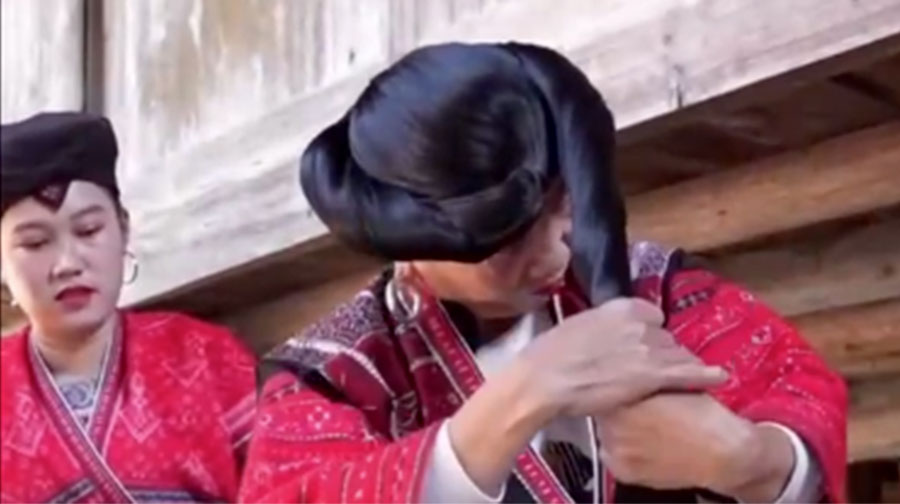 Cina: video di una donna con 2,7 metri di capelli diventata virale su Internet – VIDEO