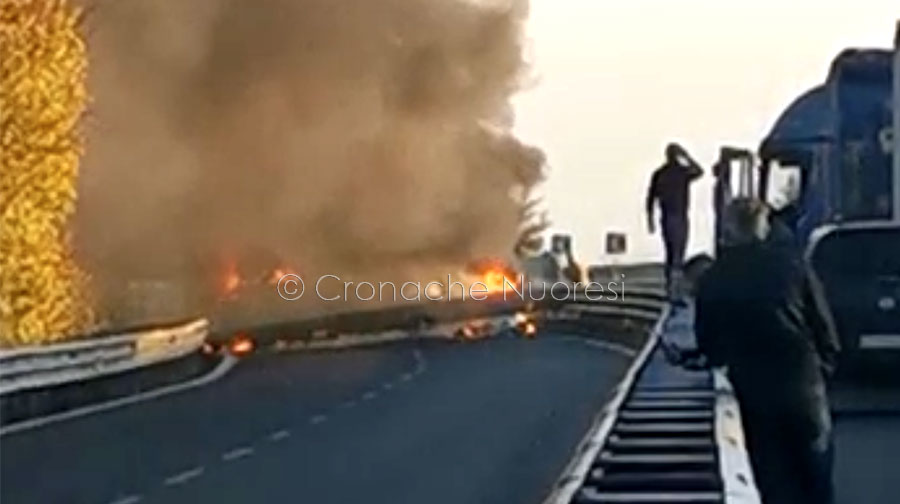 Assalto a un portavalori sulla 131: commando di una decina di banditi spara e ferisce alcune guardie giurate e una ragazza