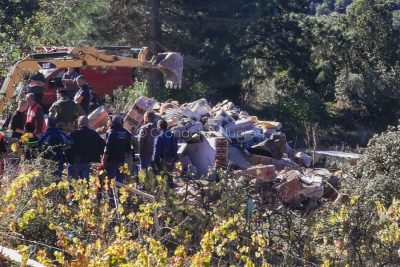 Soccorritori nella casa crollata a Tiana