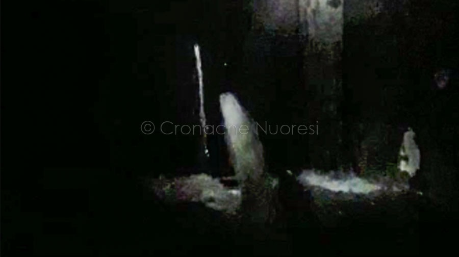 Nuoro. Abitazioni allagate nella notte in via Tempio: Comune e Abbanoa si rimbalzano la responsabilità del ripristino di un pozzetto – VIDEO