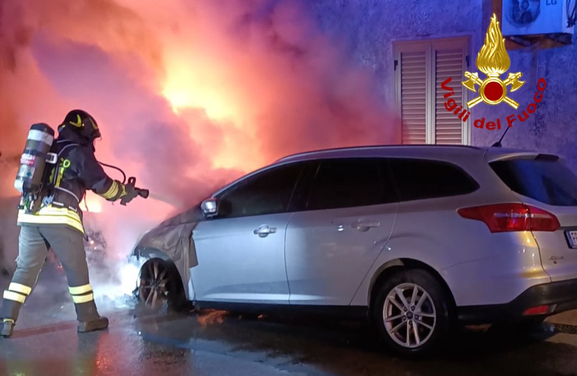 Attentato incendiario nella notte a Siniscola: tentano di dare fuoco a un’abitazione e poi bruciano due autovetture