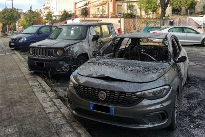 Le due auto danneggiate dal fuoco in via Lombardia
