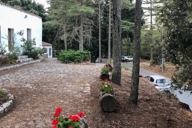 Ortobene. Il cortile della chiesa di N.S. del Monte