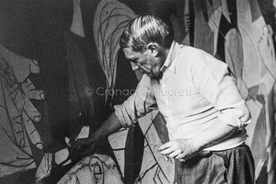 Picasso dipinge Guernica (foto Dora Maar)